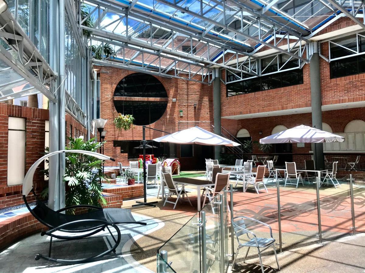 Casa Morales Hotel Internacional Y Centro De Convenciones Ибаге Экстерьер фото The courtyard at the University of Westminster