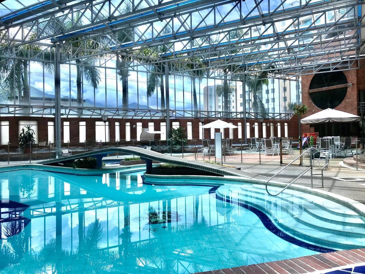 Casa Morales Hotel Internacional Y Centro De Convenciones Ибаге Экстерьер фото The swimming pool at the hotel