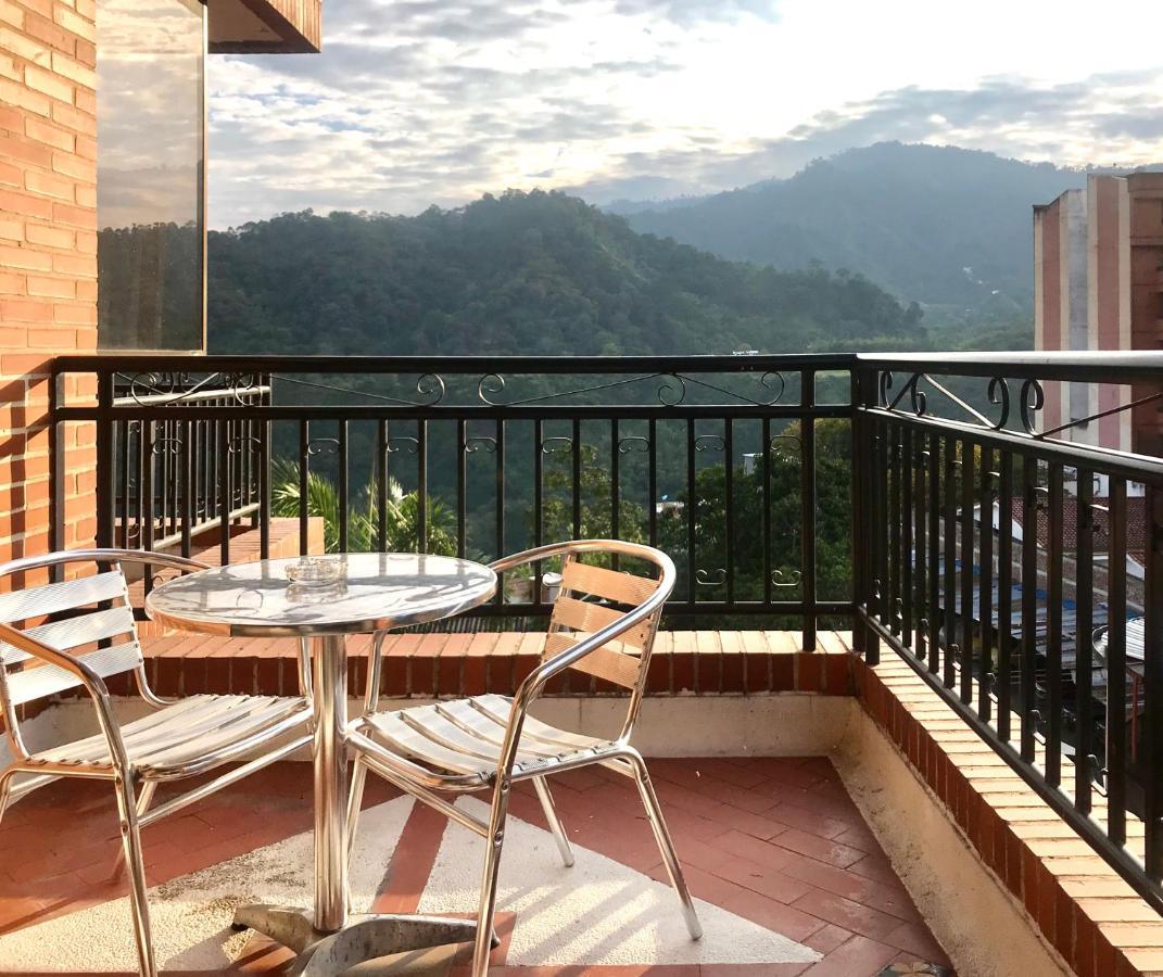 Casa Morales Hotel Internacional Y Centro De Convenciones Ибаге Экстерьер фото A balcony in Bogotá, Colombia