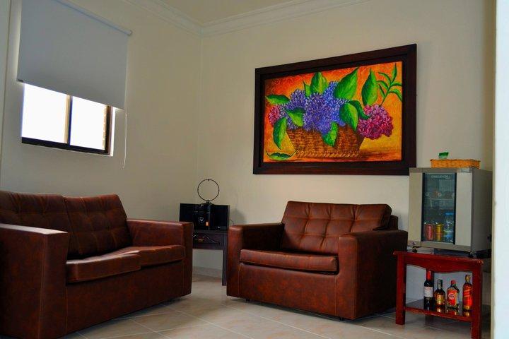 Casa Morales Hotel Internacional Y Centro De Convenciones Ибаге Экстерьер фото A living room with a sofa and armchair