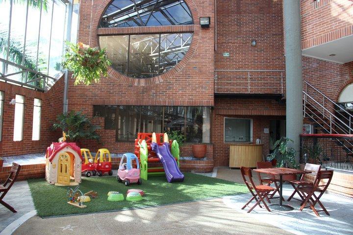 Casa Morales Hotel Internacional Y Centro De Convenciones Ибаге Экстерьер фото The courtyard of the school