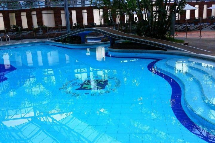 Casa Morales Hotel Internacional Y Centro De Convenciones Ибаге Экстерьер фото Swimming pool at the hotel