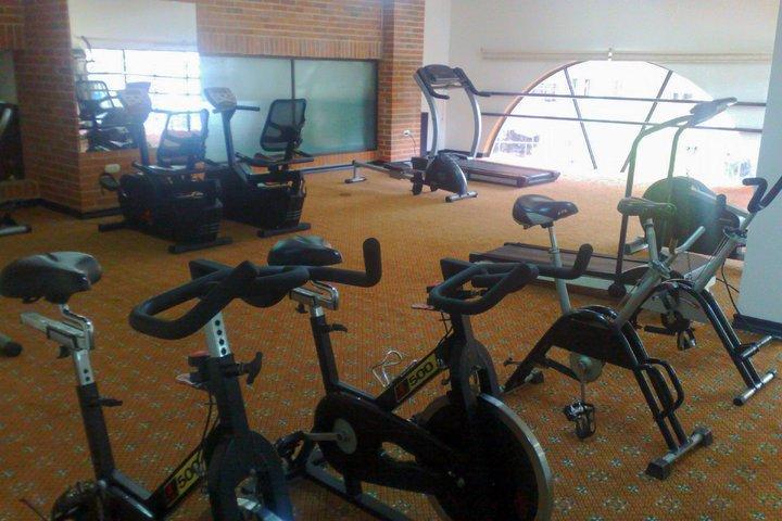 Casa Morales Hotel Internacional Y Centro De Convenciones Ибаге Экстерьер фото The gym at the hotel