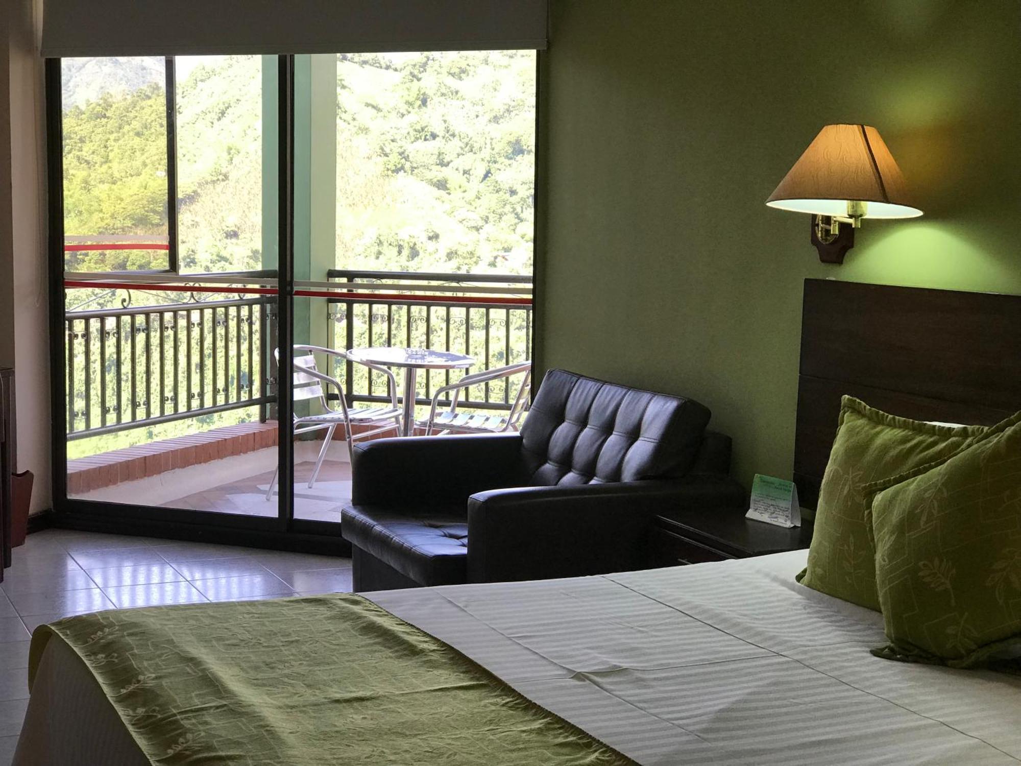 Casa Morales Hotel Internacional Y Centro De Convenciones Ибаге Экстерьер фото A room at the hotel