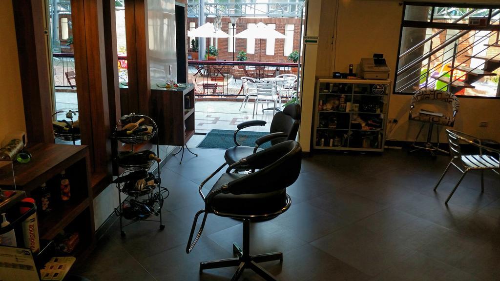 Casa Morales Hotel Internacional Y Centro De Convenciones Ибаге Экстерьер фото A salon chair