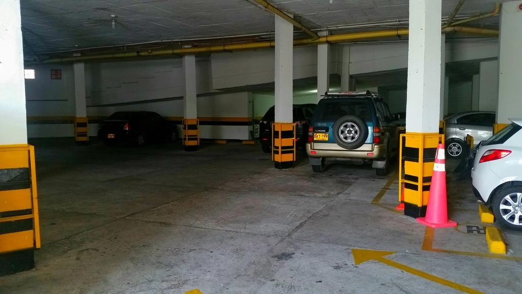 Casa Morales Hotel Internacional Y Centro De Convenciones Ибаге Экстерьер фото Parking garage