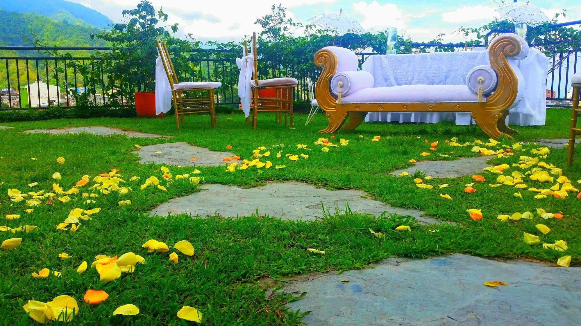 Casa Morales Hotel Internacional Y Centro De Convenciones Ибаге Экстерьер фото The lawn at the hotel