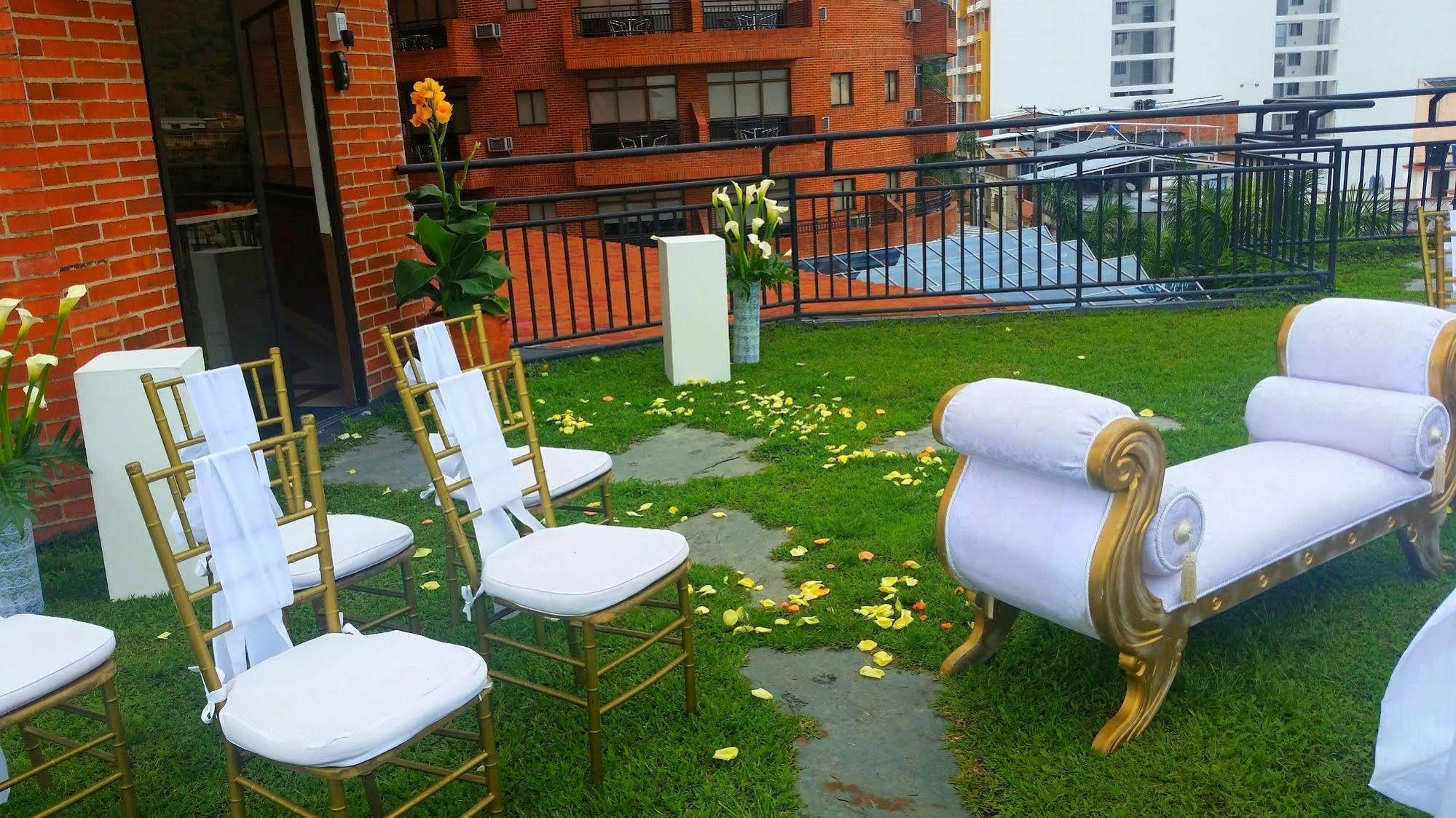 Casa Morales Hotel Internacional Y Centro De Convenciones Ибаге Экстерьер фото A wedding ceremony at the rooftop of the hotel