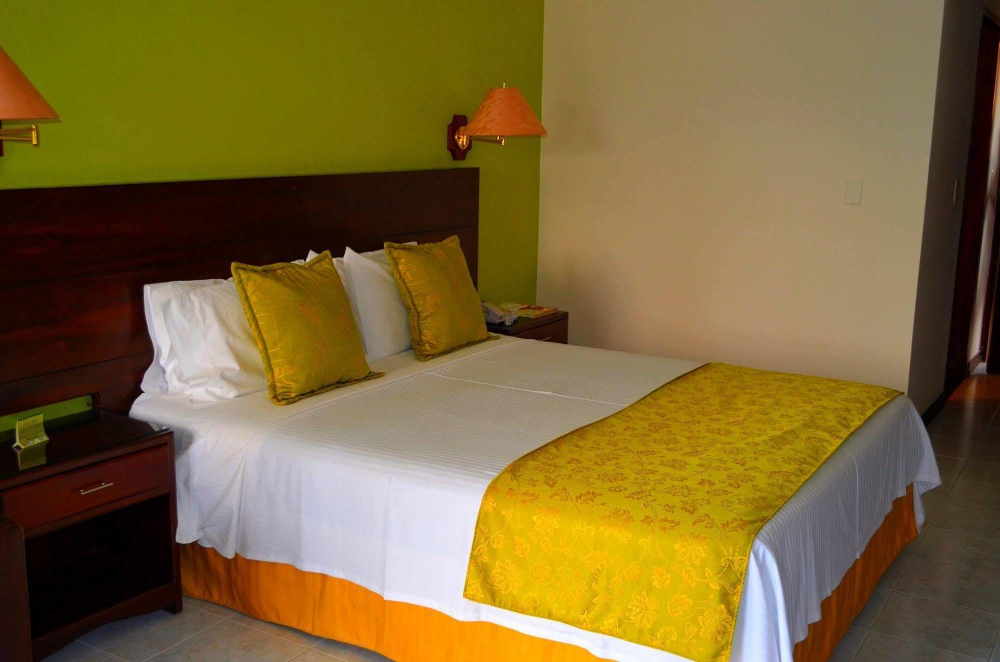 Casa Morales Hotel Internacional Y Centro De Convenciones Ибаге Экстерьер фото A bed